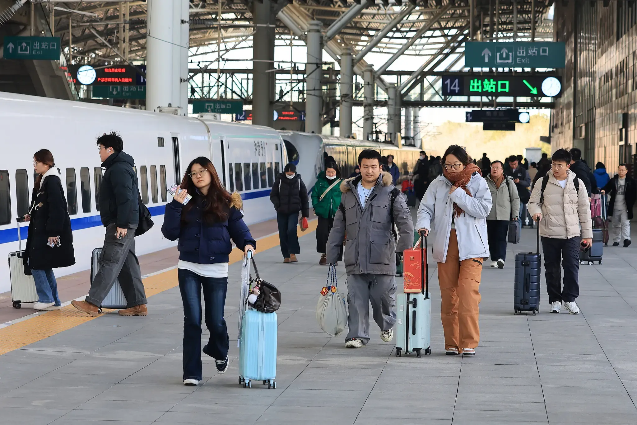 क्या पिछले साल चीन में रेलवे से यात्रियों की संख्या में वृद्धि हुई?