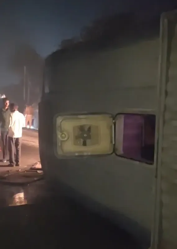 पीलीभीत में तेज रफ्तार डबल डेकर बस पलटने से 24 श्रमिक घायल: जानिए पूरी घटना