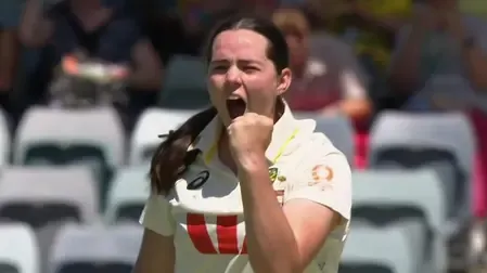 Lucy Hamilton Celebrates First Wicket by Dismissing Smriti Mandhana in Pink-Ball Test