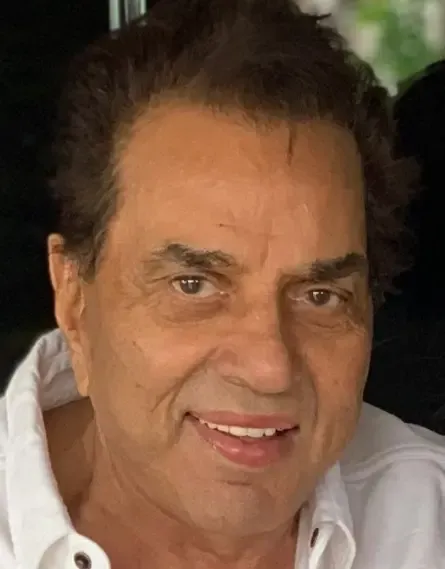 क्या राकेश रोशन की पत्नी ने धर्मेंद्र को याद करते हुए लिखा इमोशनल पोस्ट?