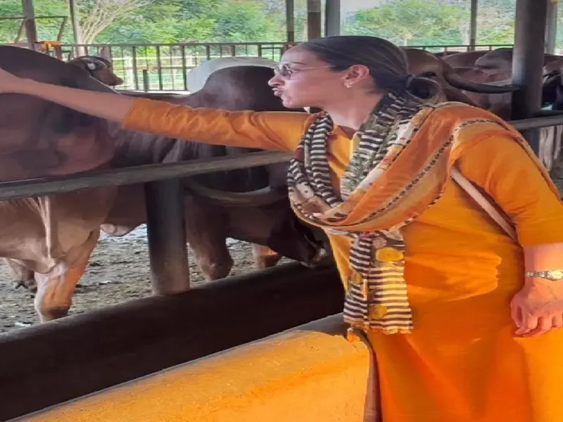 ईशा देओल ने पिता धर्मेंद्र की यादों को ताजा करने के लिए फॉर्महाउस का किया दौरा