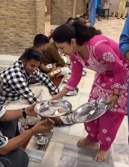 गायिका तुलसी कुमार ने माता वैष्णो देवी के भंडारे में सेवा की, पिता गुलशन कुमार की 43 साल पुरानी परंपरा को आगे बढ़ाया