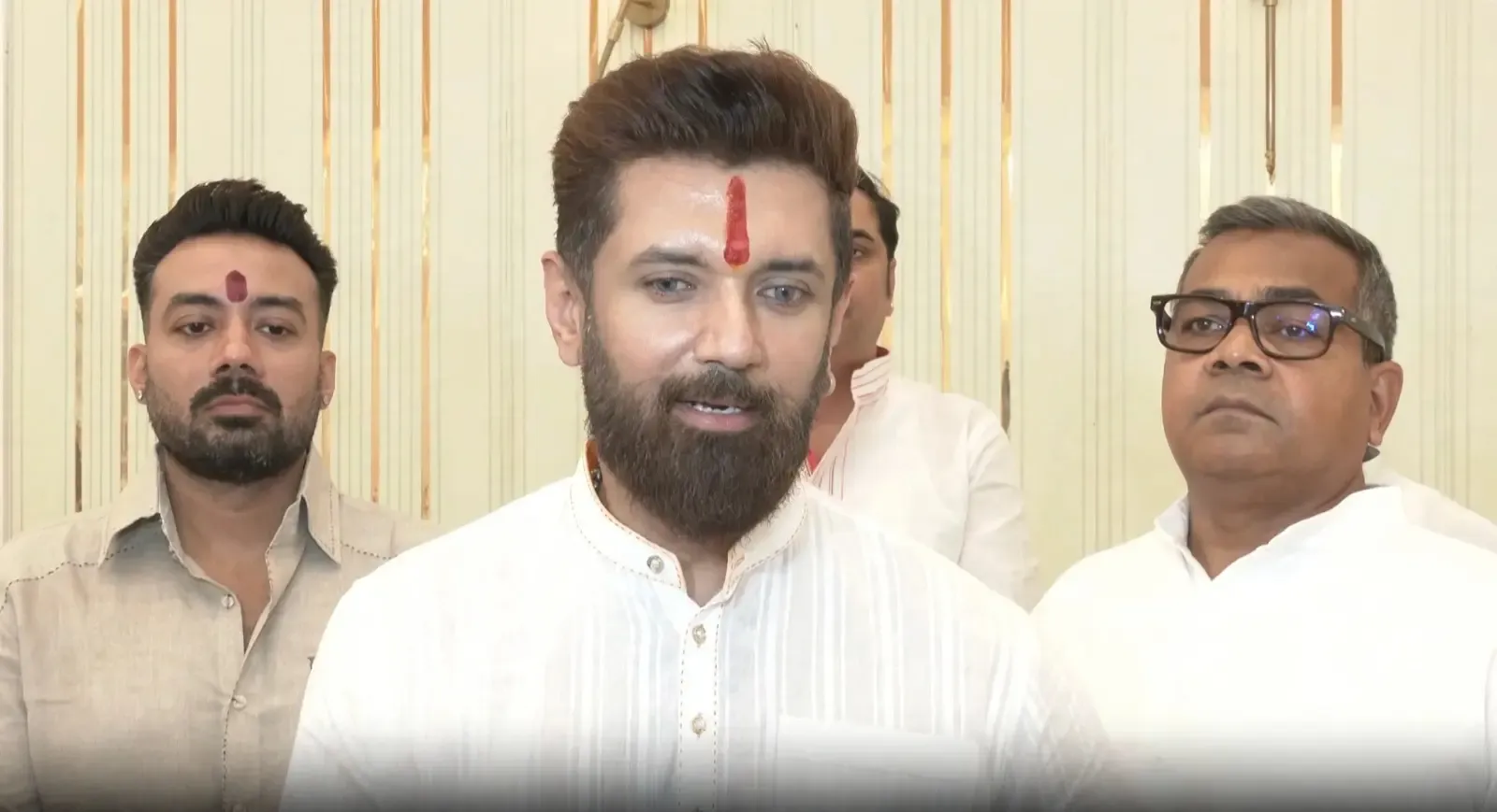 रामविलास पासवान की पुण्यतिथि पर भावुक चिराग, UP में राजकीय सम्मान पर योगी का आभार