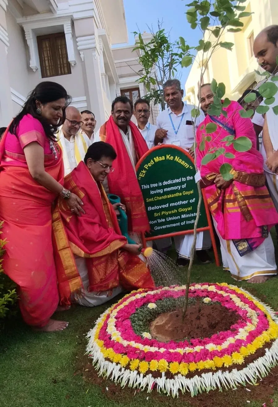 विश्व पर्यावरण दिवस पर पीयूष गोयल ने तिरुमला पहाड़ियों में लगाया पौधा, 'एक पेड़ मां के नाम' अभियान को बताया भावनात्मक अनुभव