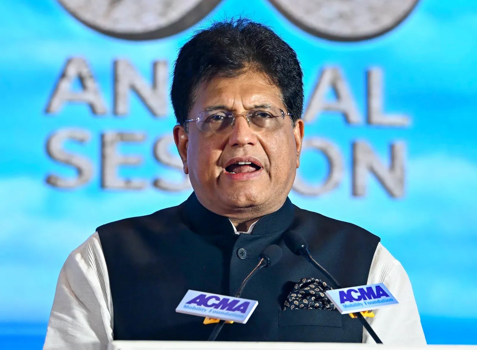 जीडीपी विवाद पर पीयूष गोयल का पलटवार: 'आंकड़े तोड़ने से सच नहीं छुपता', सरकार ने संशोधन को सही ठहराया