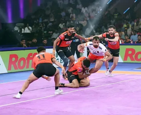 How Did Puneri Paltan Dominate U Mumba in the Maharashtra Derby?