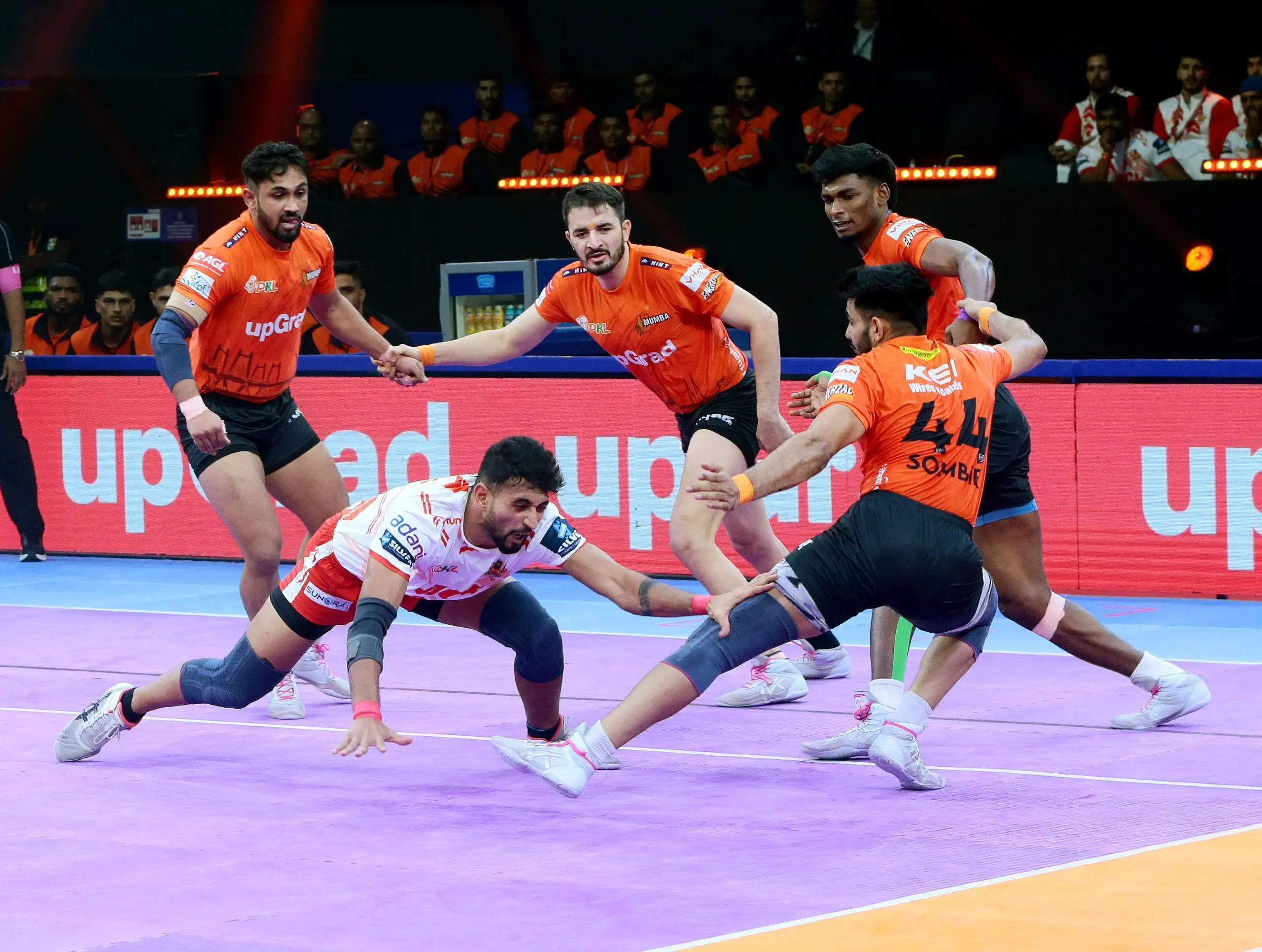 PKL Season 11: Gujarat Giants Triumph Over U Mumba 34-33 in Thrilling Encounter