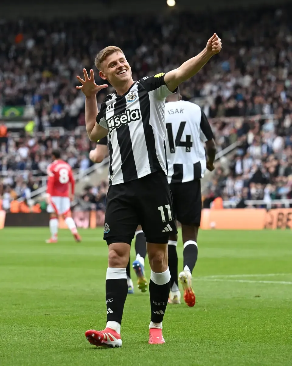 Newcastle United Secures Fifth Straight Victory with 4-1 Win Over Manchester United