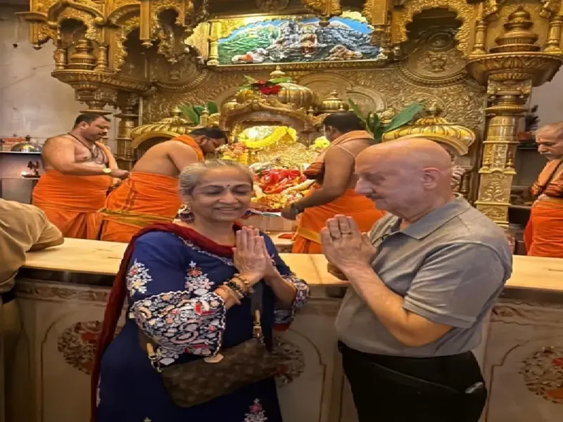 अनुपम खेर ने गणपति बप्पा के समक्ष सुनाई नाटक की स्क्रिप्ट, मांगा आशीर्वाद