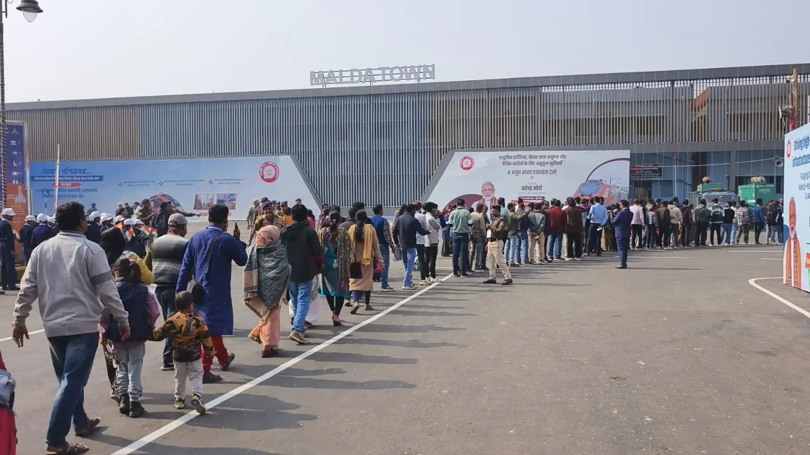 क्या पीएम के दौरे पर मालदा में उत्सव जैसा माहौल, जनता ने वंदे भारत स्लीपर ट्रेन के उद्घाटन को 'गर्व का पल' बताया?