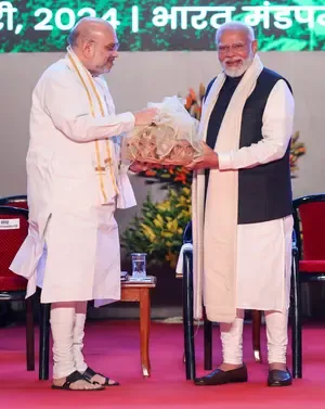 PM मोदी, अमित शाह और राजनाथ सिंह ने दी महाराष्ट्र व गुजरात स्थापना दिवस की शुभकामनाएं