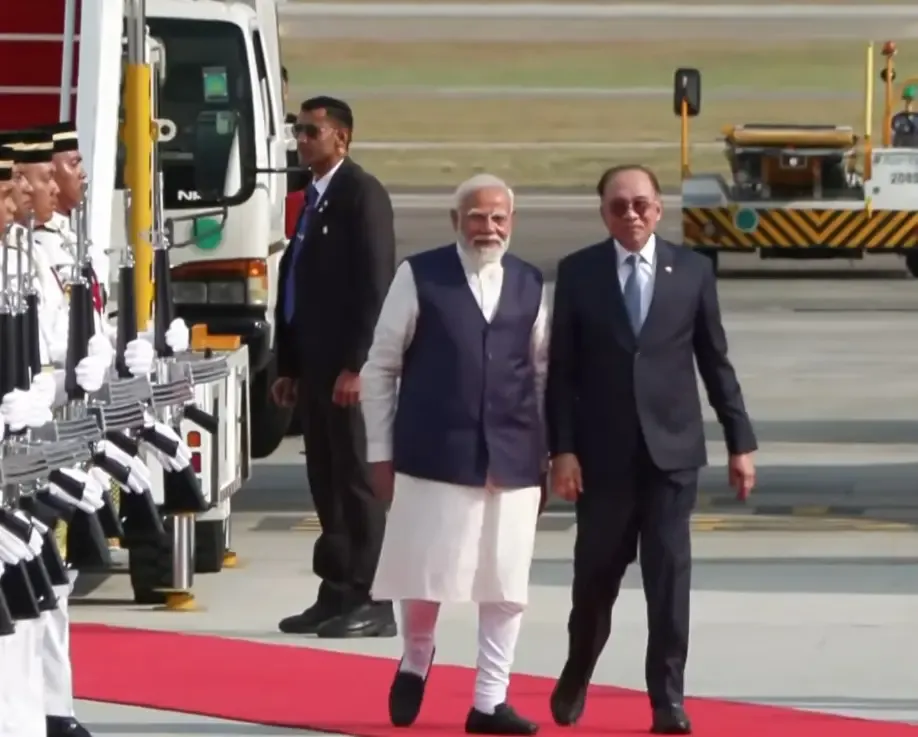 How was PM Modi welcomed in Kuala Lumpur by Anwar Ibrahim?