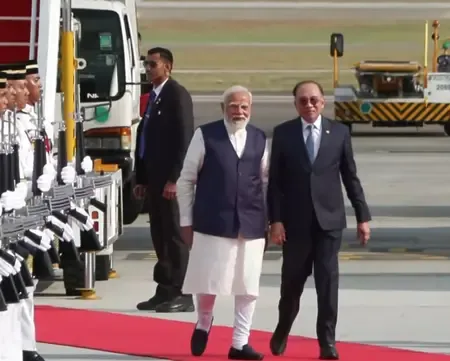 How was PM Modi welcomed in Kuala Lumpur by Anwar Ibrahim?