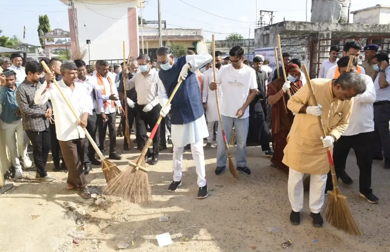 क्या पीएम मोदी बापू के स्वच्छ भारत के स्वप्न को साकार कर रहे हैं?