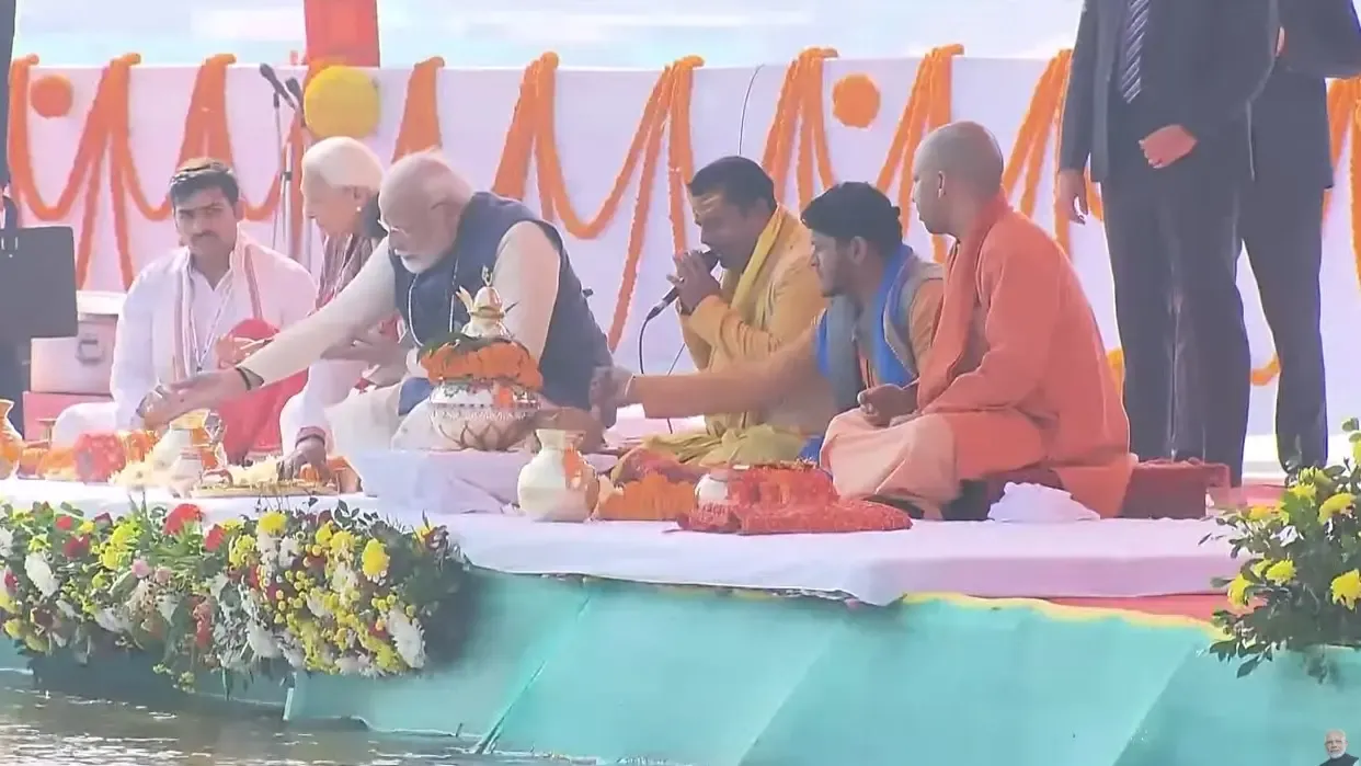 PM Modi Visits Prayagraj; Engages with Saints and Conducts Rituals at Sangam