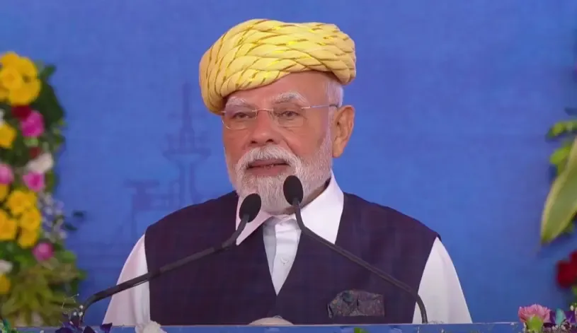 Did PM Modi inaugurate significant development projects in Gujarat while emphasizing 'Aatmanirbhar Bharat'?