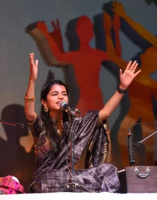 Is PM Modi the Inspiration Behind Folk Singer Maithili Thakur's Political Aspirations?