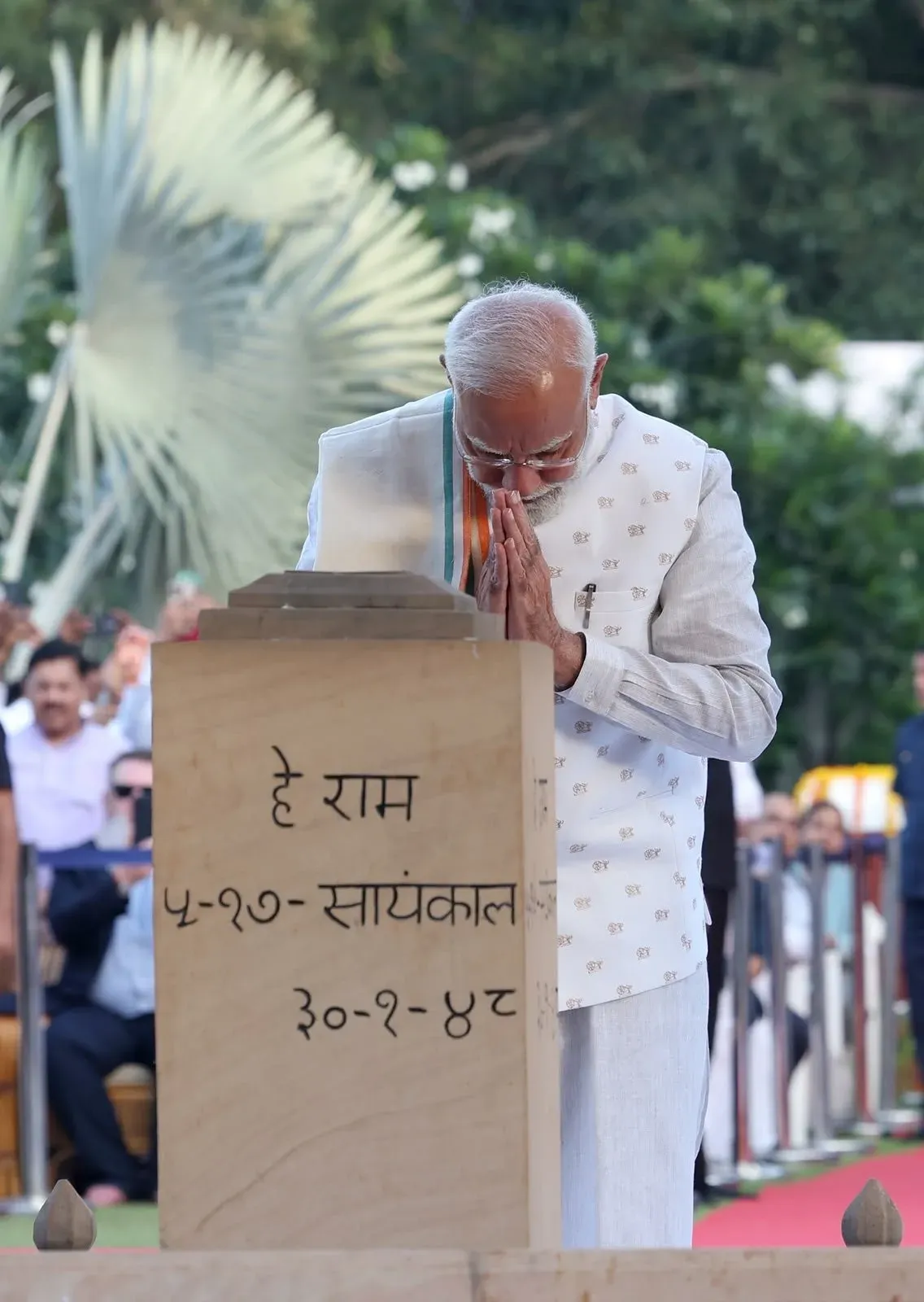 PM Modi joins Gandhi Jayanti prayer meet at Gandhi Smriti
