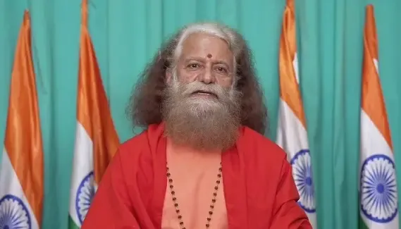 मोदी के सार्वजनिक जीवन के 25 वर्ष: स्वामी चिदानंद सरस्वती ने कहा — 'इतिहास स्वर्ण अक्षरों में लिखेगा यह यात्रा'