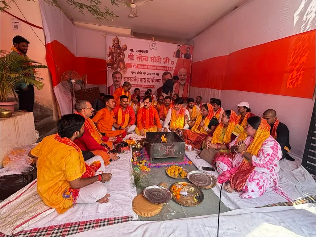 पीएम मोदी के 12 साल पूरे: पटना में पूर्व मंत्री जीवेश मिश्रा ने कराया हवन और सुंदरकांड पाठ