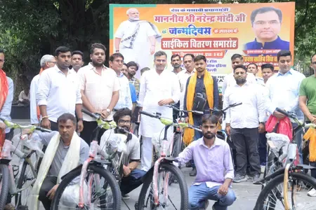 मोदी के जन्मदिन पर मंत्री प्रवेश वर्मा ने श्रमिकों को बांटीं साइकिलें, सेवा पखवाड़े में देशभर में सेवा कार्य