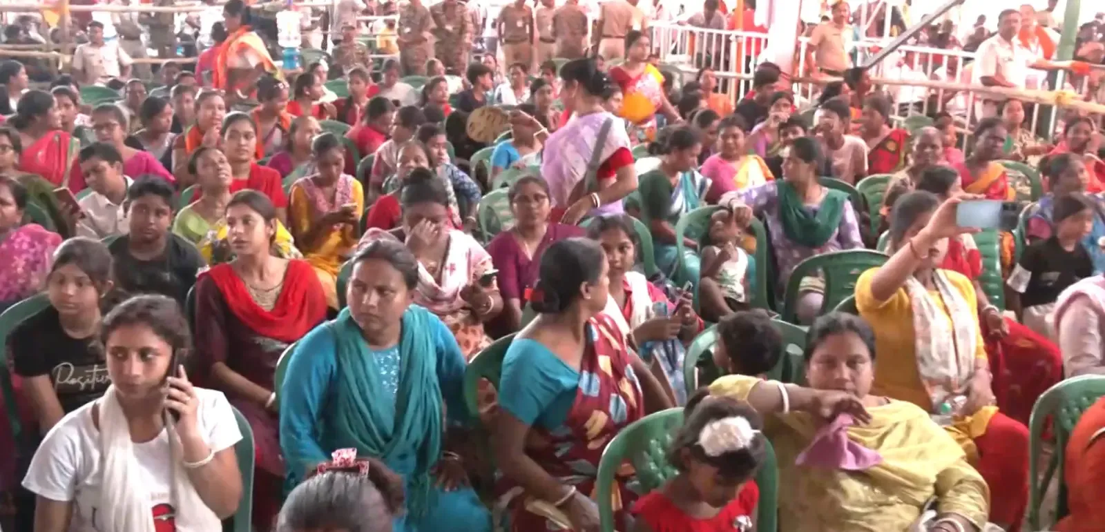 बांग्ला में लिखी किताब PM मोदी को तोहफा: बारुईपुर रैली में उमड़ा जनसैलाब