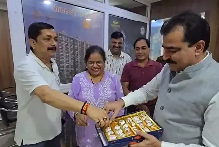 पीएम मोदी के संबोधन के बाद वाराणसी में बंटीं मिठाइयां, लोगों में दिखा उत्साह