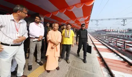 पीएम मोदी के वाराणसी दौरे से पहले सीएम योगी ने बनारस रेलवे स्टेशन पर तैयारियों का लिया जायजा