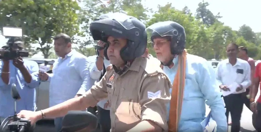 पीएम मोदी की ईंधन बचाओ अपील: यूपी वित्त मंत्री सुरेश खन्ना बाइक से पहुंचे, नंद किशोर गुर्जर ने राहुल-अखिलेश पर साधा निशाना