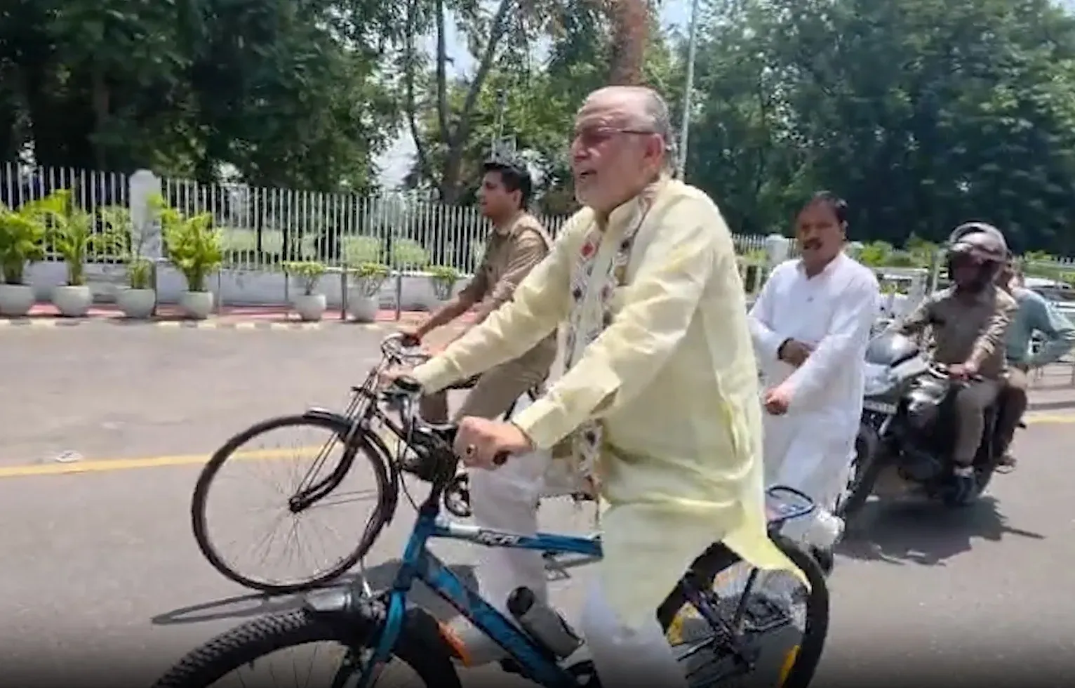 मोदी की ईंधन बचाओ अपील का असर: BJP नेता साइकिल-ट्रेन से चले, काफिले हुए छोटे