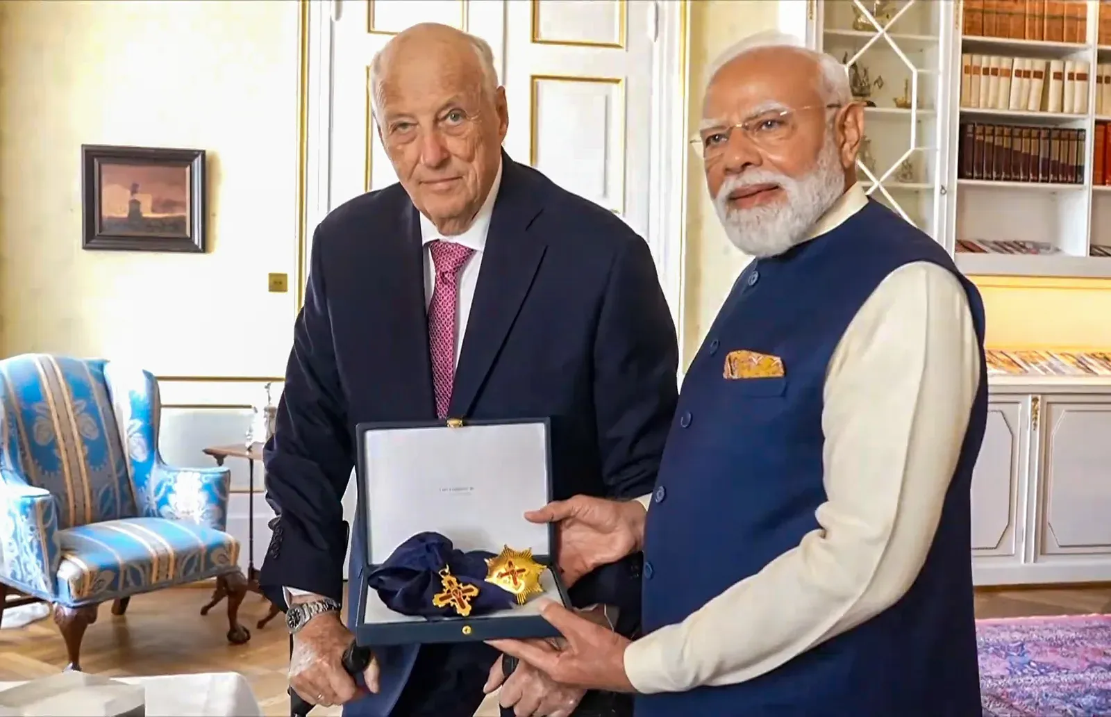 PM मोदी को नॉर्वे का सर्वोच्च सम्मान 'ग्रैंड क्रॉस ऑफ द रॉयल नॉर्वेजियन ऑर्डर ऑफ मेरिट', यह उनका 32वाँ अंतरराष्ट्रीय पुरस्कार