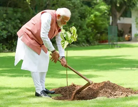 Did PM Modi Launch the 'Aravali Green Wall' Project by Planting a Sapling Under the Ek Ped Maa Ke Naam Initiative?