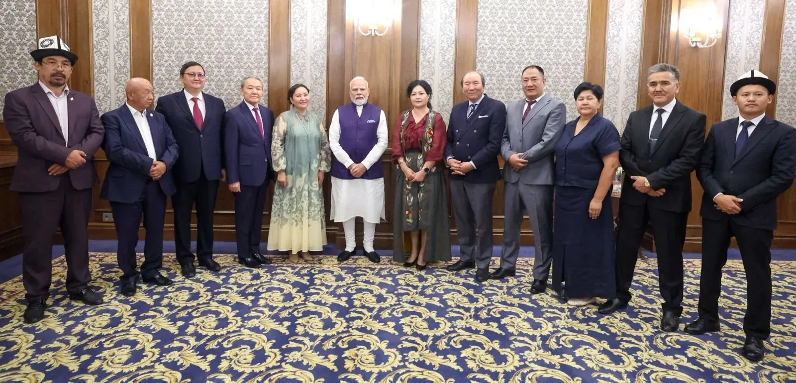 PM Modi meets diaspora, ITEC alumni and Yoga enthusiasts abroad