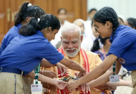 पीएम मोदी की कलाई पर स्कूली बच्चों ने बांधा रक्षा सूत्र, छात्रा बोली- आप मातृभूमि का चंदन