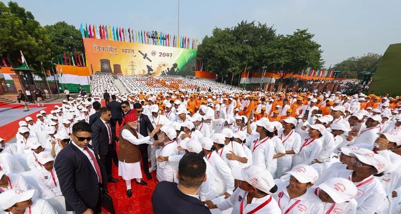 PM मोदी ने लाल किले पर 13वीं बार फहराया तिरंगा, एक्स पर साझा की यादगार तस्वीरें
