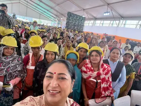दिल्ली में श्रमिक सम्मान समारोह: CM रेखा गुप्ता ने 1,000 निर्माण मजदूरों को सुरक्षा किट बांटी, बड़े कौशल अभियान का शुभारंभ