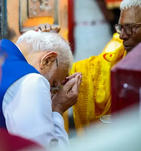 Modi Prays at Thanthania Kali Temple Before Kolkata Roadshow