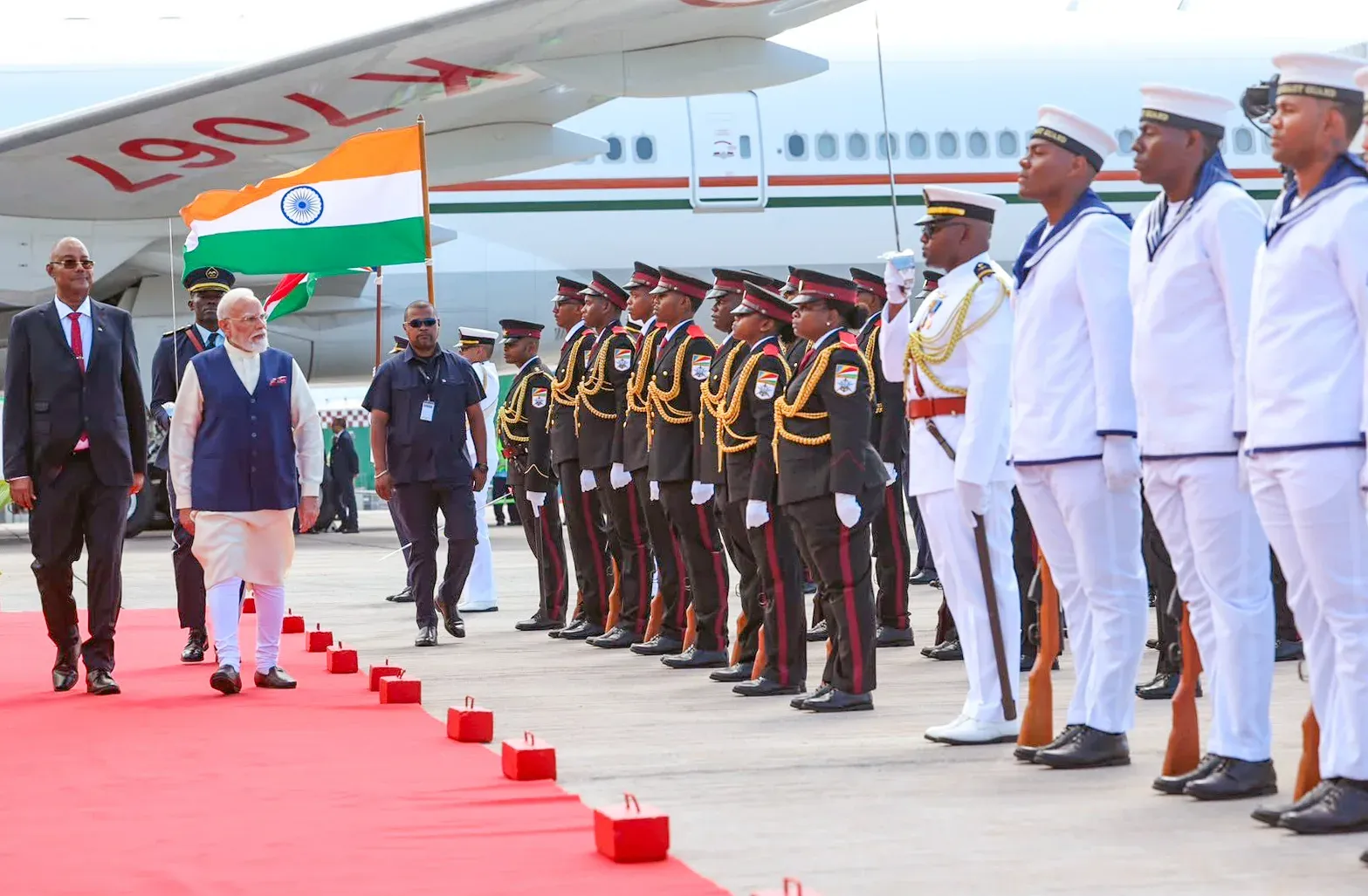 PM मोदी सेशेल्स पहुंचे: राष्ट्रपति हर्मिनी ने एयरपोर्ट पर किया स्वागत, स्वर्ण जयंती समारोह में होंगे मुख्य अतिथि