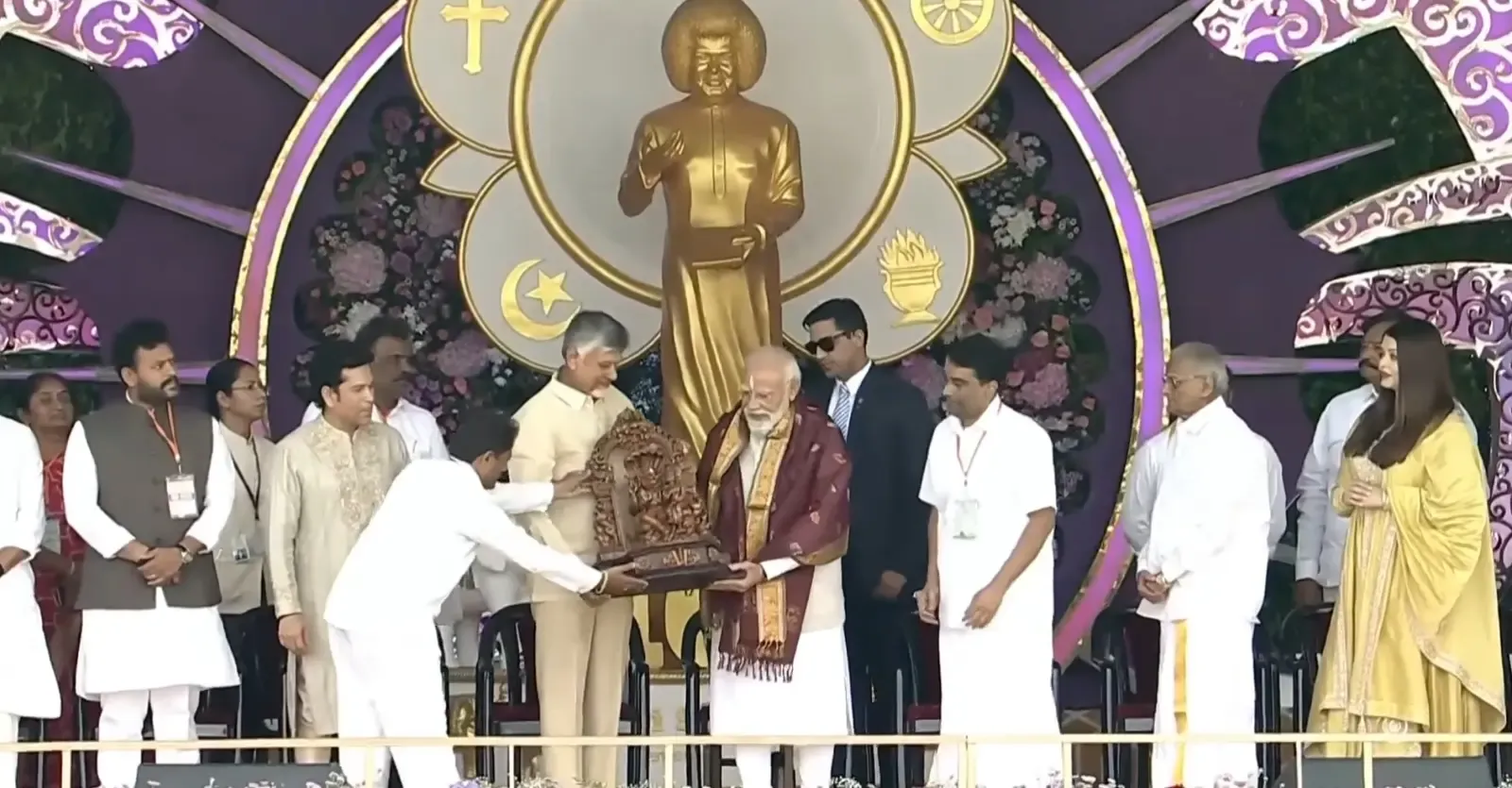 Did PM Modi Pay Tribute to Sathya Sai Baba in Puttaparthi?