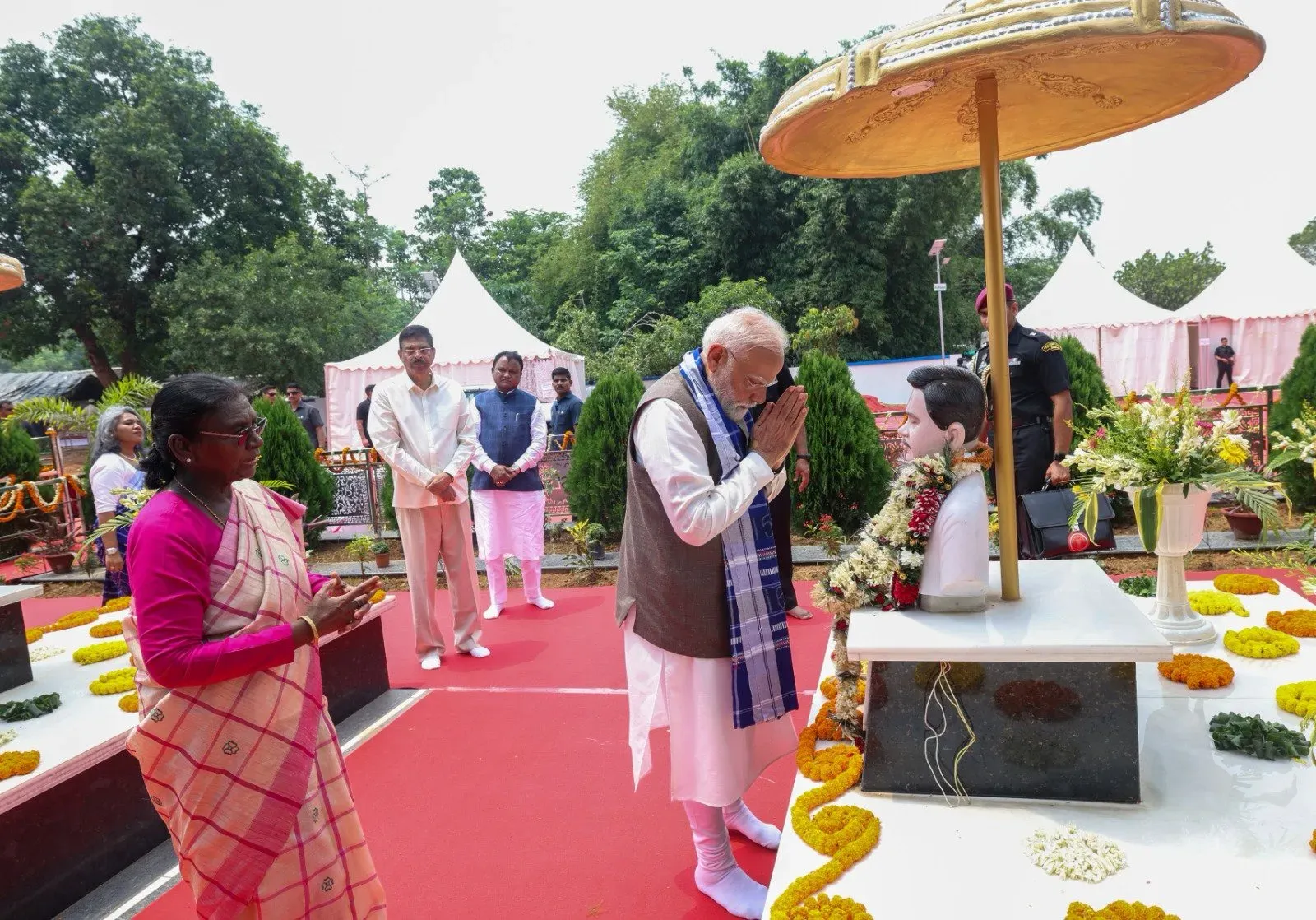 PM Modi Pays Tribute at Samadhi Sthal of President Murmu's Family in Pahadpur