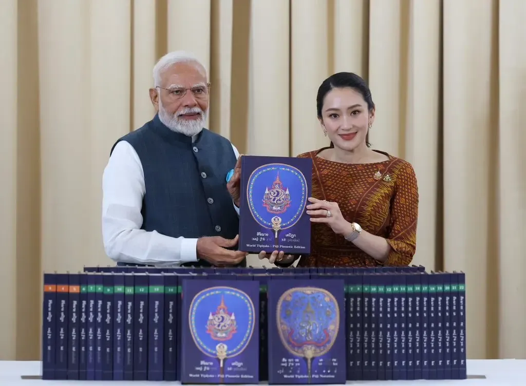 PM Modi Receives 80-Volume World Tipitaka Phonetic Recitation from Thai Counterpart