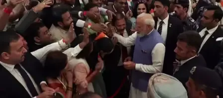 How Did PM Modi Receive Such a Heartfelt Welcome from the Indian Community in Oman?