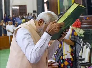 पीएम मोदी ने संविधान दिवस पर नागरिकों को लिखी चिट्ठी, वोट करके लोकतंत्र को मजबूत करने की अपील 