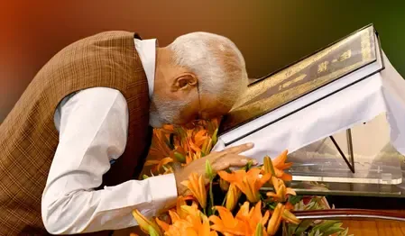 क्या पीएम मोदी का संविधान के प्रति समर्पण दिखाने वाला यह वाकया दिलचस्प है?