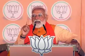 PM Modi Criticizes 'Corrupt' AAP Government, Engages Purvanchalis and Women at Delhi Rally