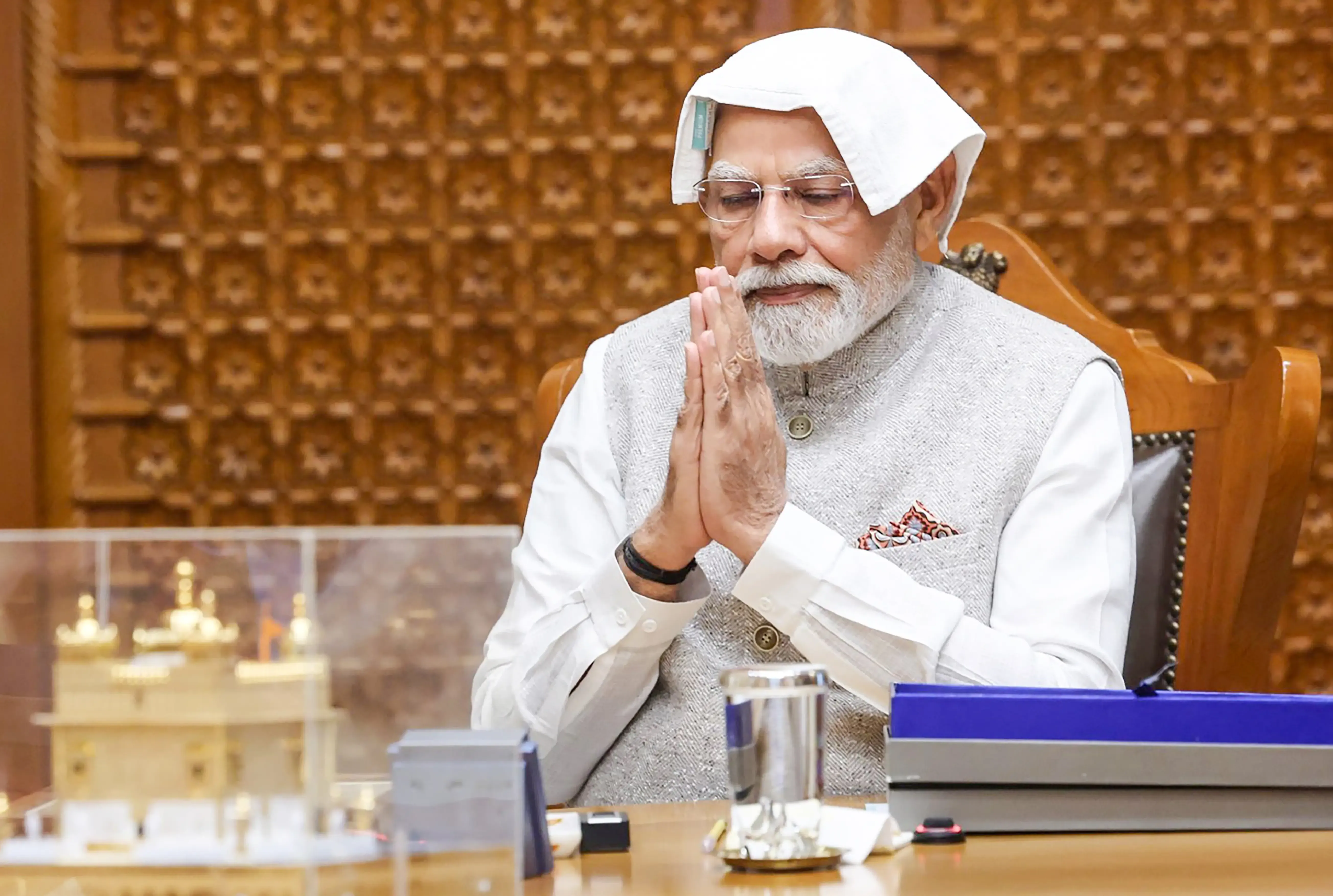 How Did PM Modi Honor the Sikh Delegation and Sacred Relics?