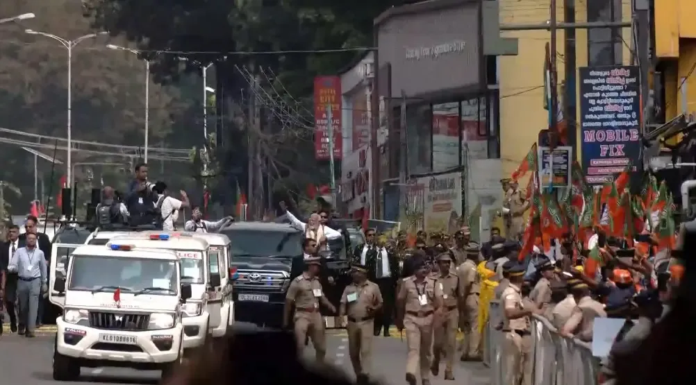 How did PM Modi's roadshow captivate thousands in Thiruvananthapuram?