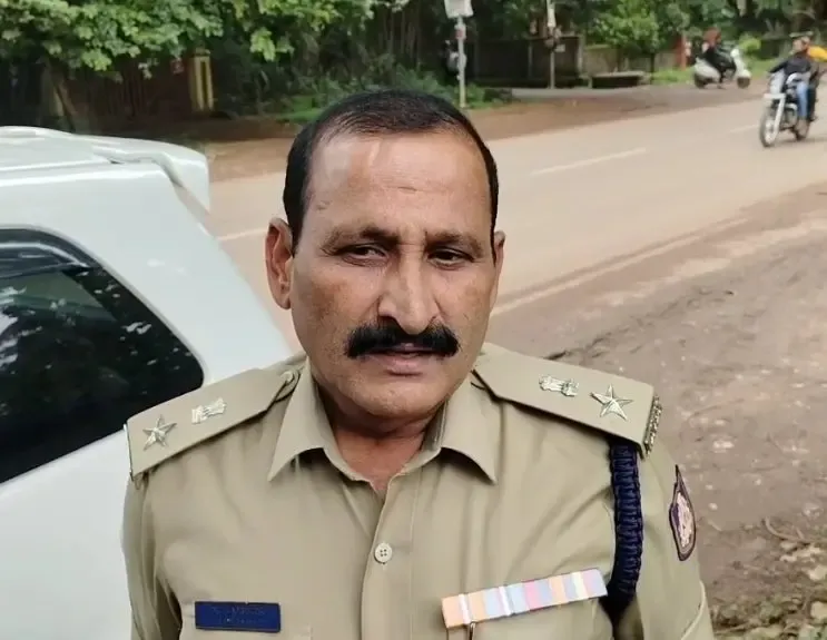 क्या कर्नाटक के मुख्यमंत्री ने पुलिस अधिकारी को अपमानित किया?