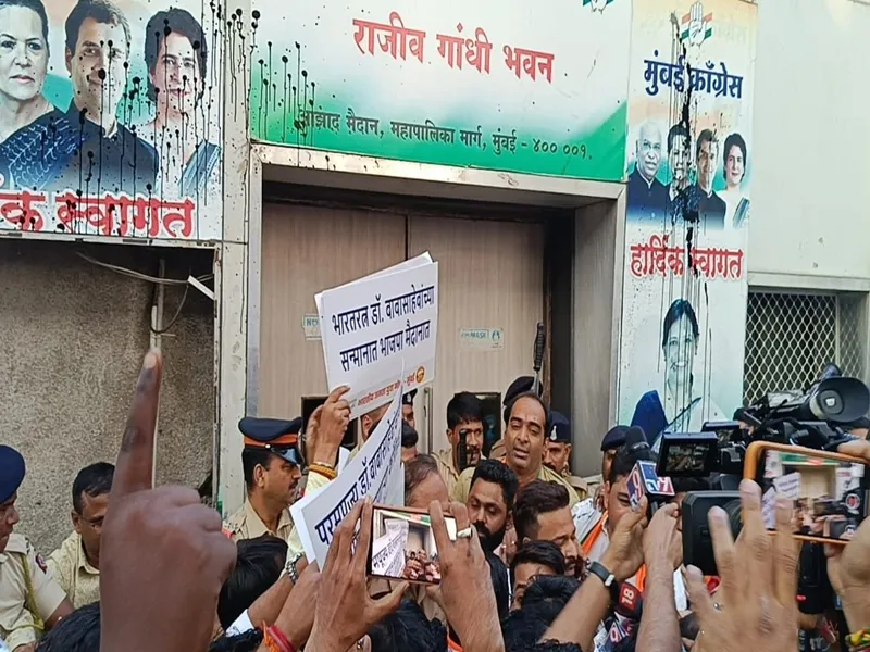 Mumbai Police Utilize Baton Charge Against BJP Youth Activists Who Defaced Congress Headquarters