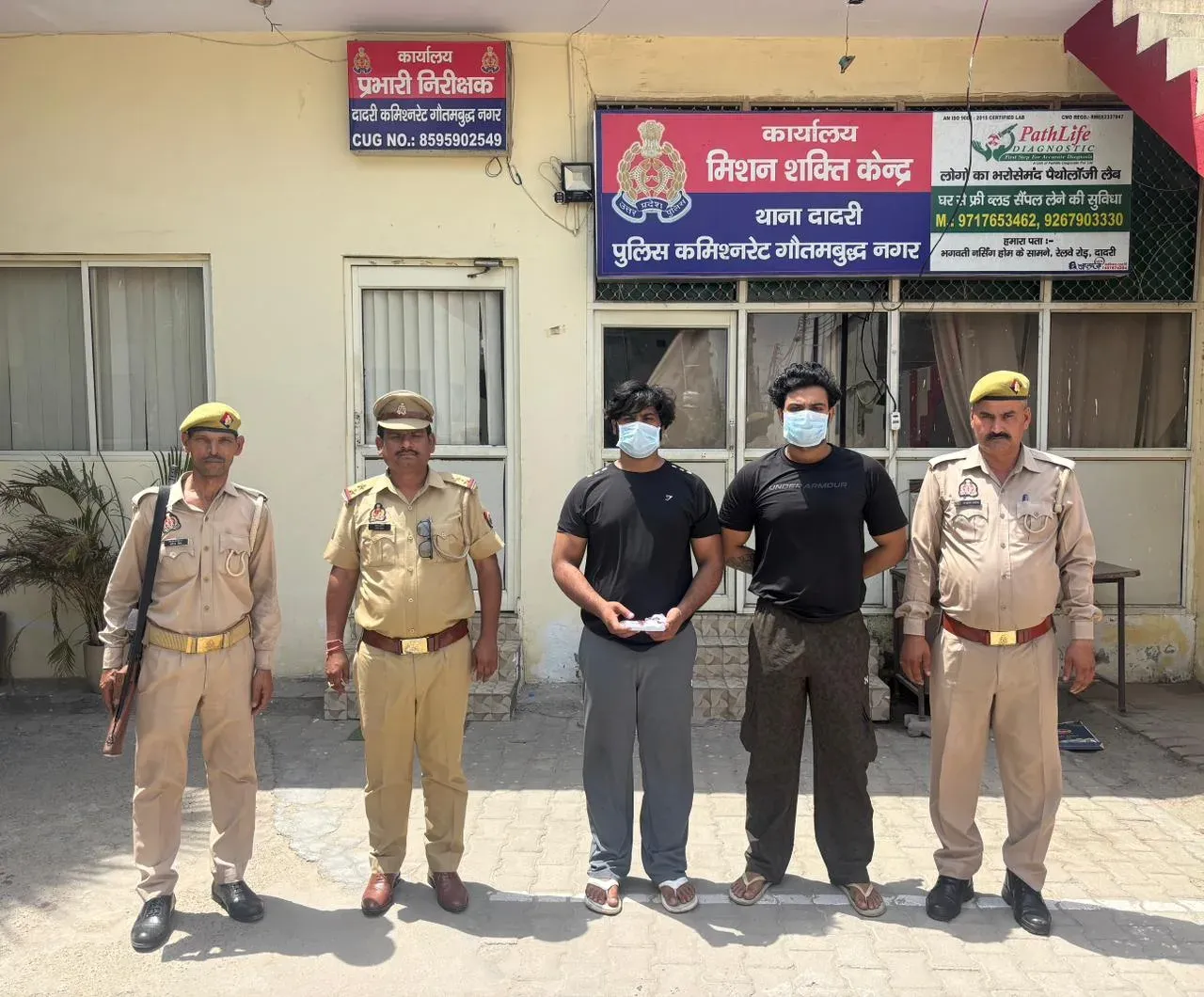 नोएडा में पुलिस का अवैध हथियारों पर शिकंजा, चार आरोपी गिरफ्तार; पिस्टल-तमंचा बरामद